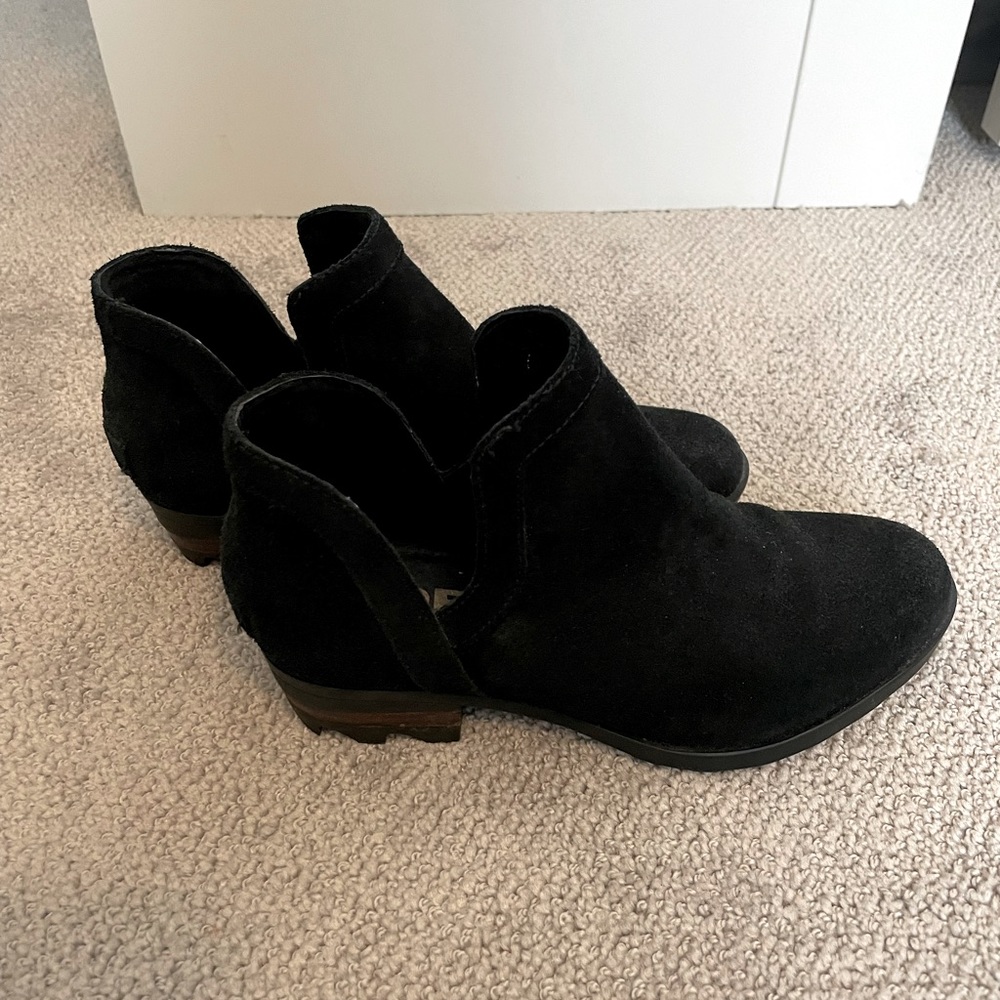Sorel Lolla cut-out black booties, size 6 women’s